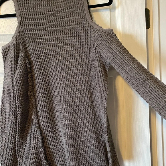 Elan High-Low Cold Shoulder Distressed Slouchy Sweater in Gray Size Small - Picture 5 of 7